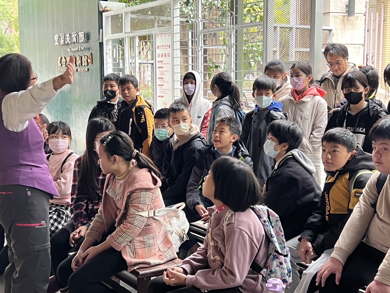 08_參觀新竹241藝術空間，脫下鞋子入展間與作品互動